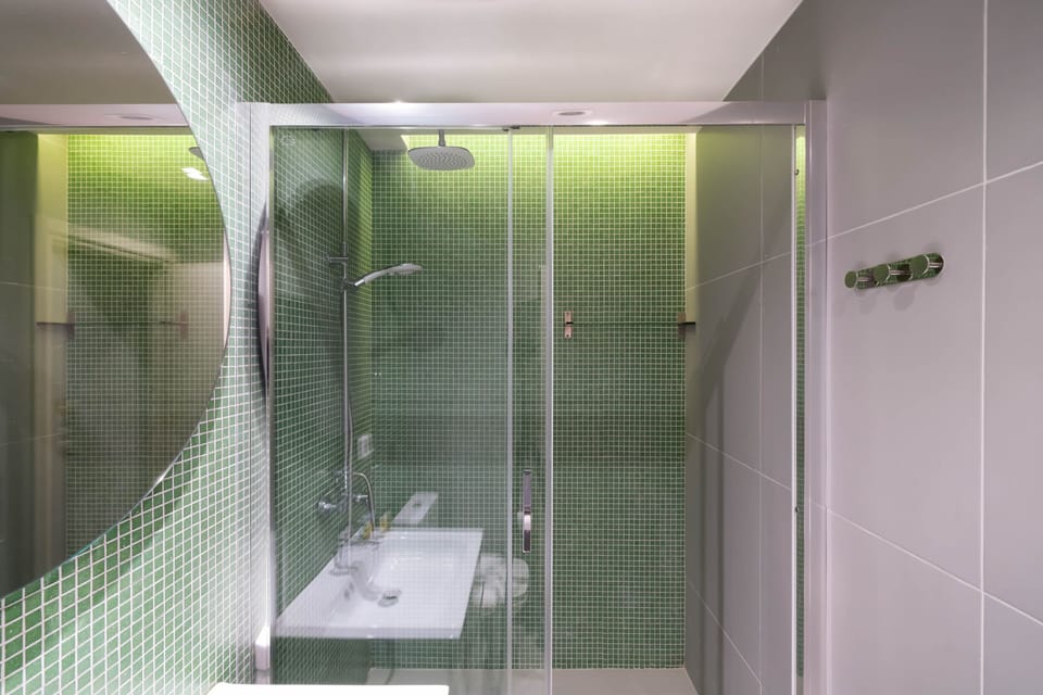 Loft | Bathroom | Shower, rainfall showerhead, hair dryer, towels