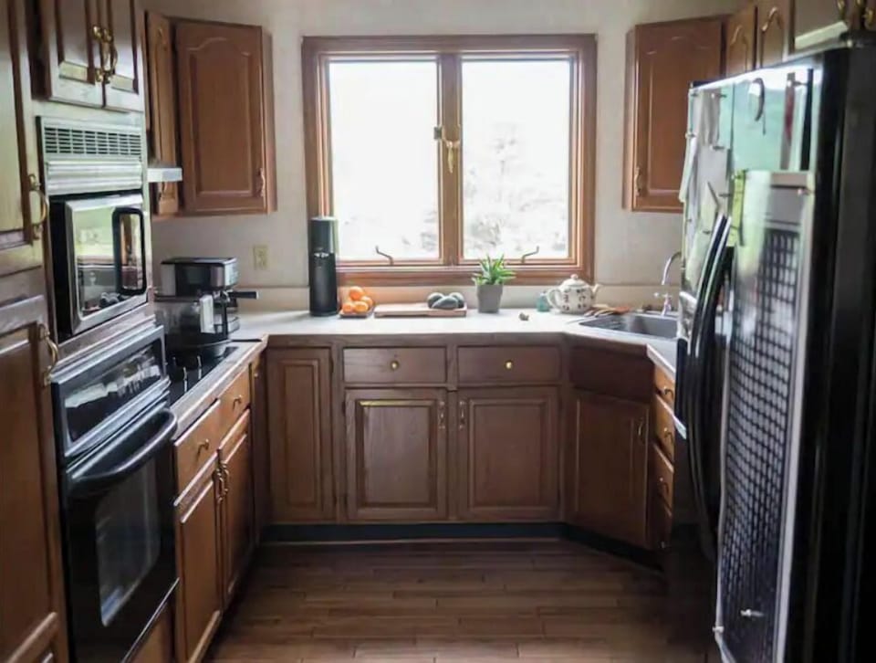 Fully equipped kitchen with a wonderful view of the mountains. 