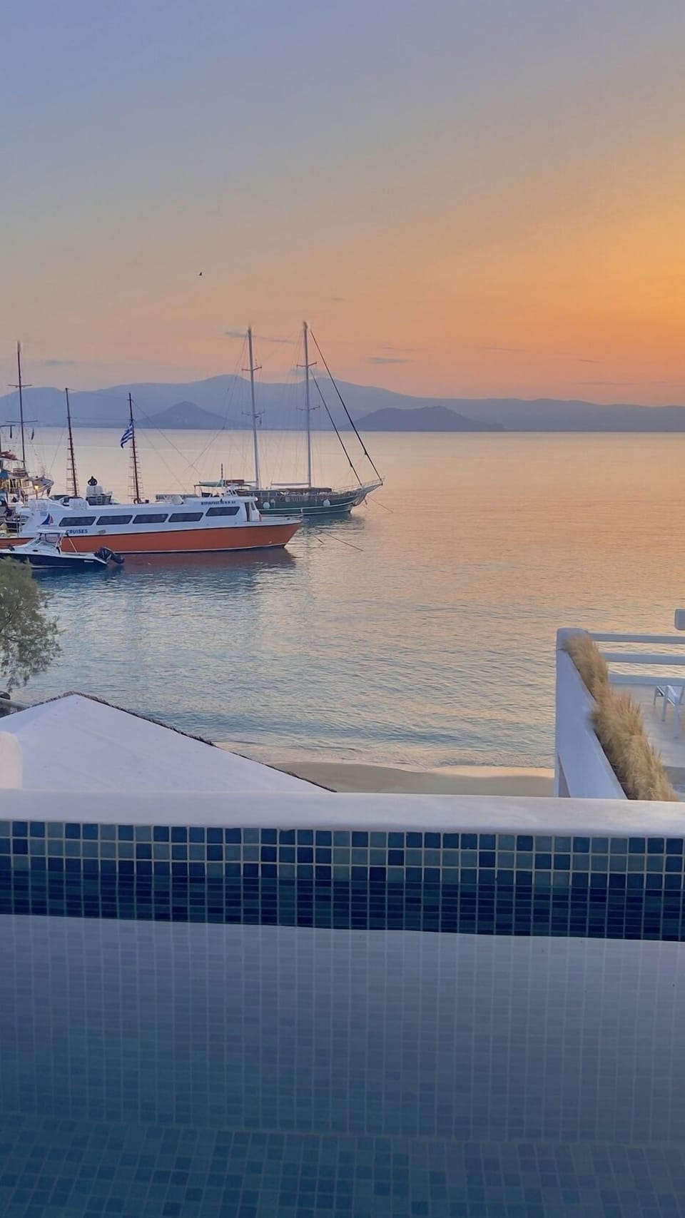 Private balcony and hot tub with a sew view to Agia Anna beach Naxos