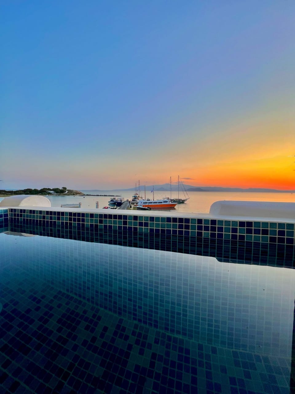 Private balcony and hot tub with a sew view to Agia Anna beach Naxos