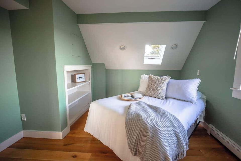 third floor, full bed