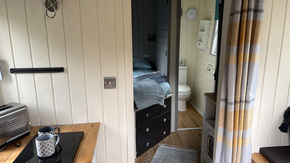 Cabin - Sleeps 2 hot tub & Parking Cabin in Wales