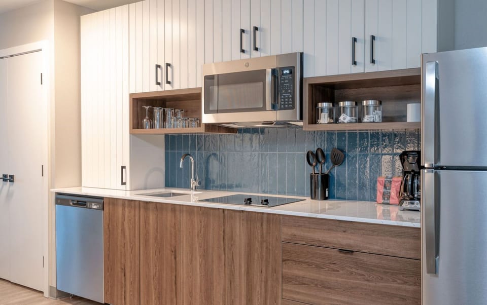 Studio Suite, 1 King Bed, Kitchen (Kitchen Area) | Room amenity
