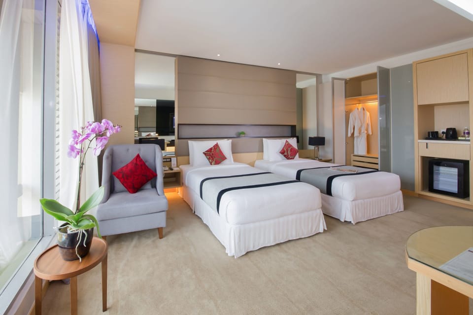 Deluxe Twin Room | Minibar, in-room safe, desk, iron/ironing board