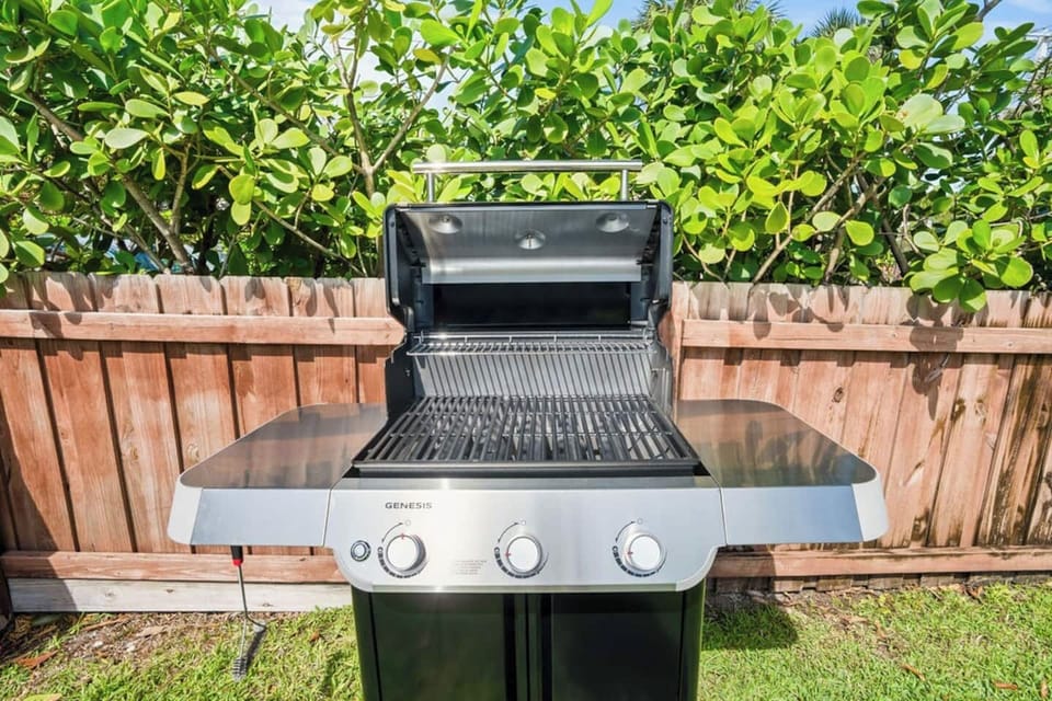 Grill masters, rejoice!  We have a brand new grill ready for your backyard BBQs and delicious meals under the sun. ☀️