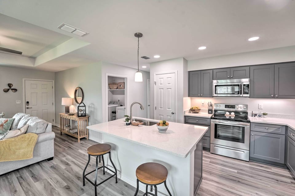 Kitchen | Island w/ Seating | Dishware & Flatware Provided