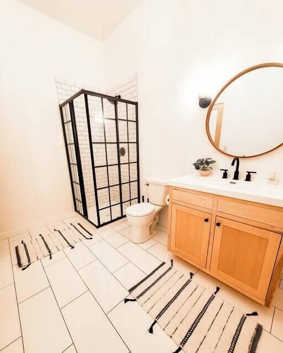 Beautiful, large bathroom with natural skincare products, towels, shampoo, and conditioner (2)