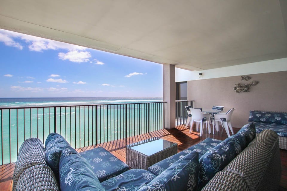 Enjoy eating surrounded by the sound of the waves and stunning blues