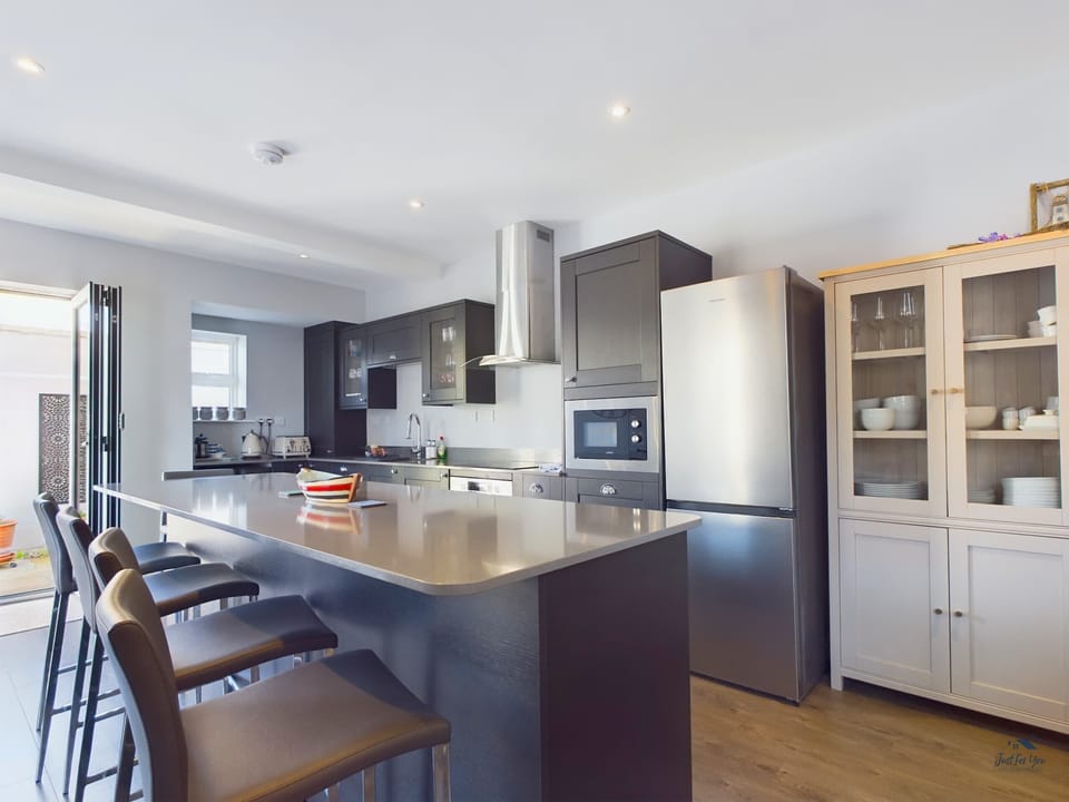 Fully equipped with an oven, hob, and dishwasher, this bright kitchen is ideal for self-catering breaks.