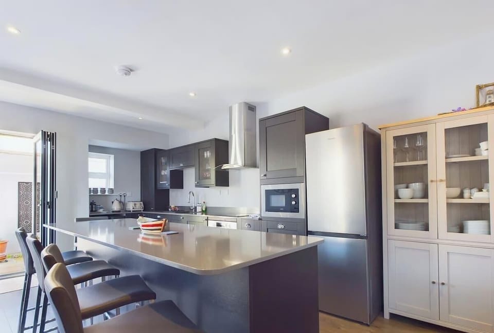 Fully equipped with an oven, hob, and dishwasher, this bright kitchen is ideal for self-catering breaks.