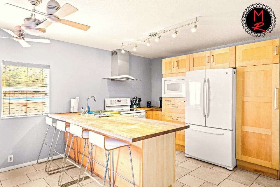 The Moto Ranch at Croom Vacation rentals 
The Privateer 1 bedroom 1 bath sleeps 5 full kitchen, double bowl sink, dishwasher, french door fridge with drawer freezer, stove with oven combo microwave, coffee maker, and kitchen utensils, plates pots and pans etc.. 