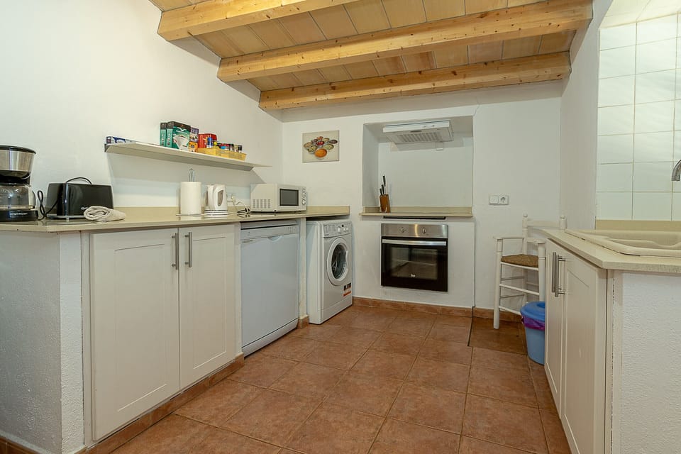 Fully equipped kitchen with oven, dishwasher and washing machine in Pollença.