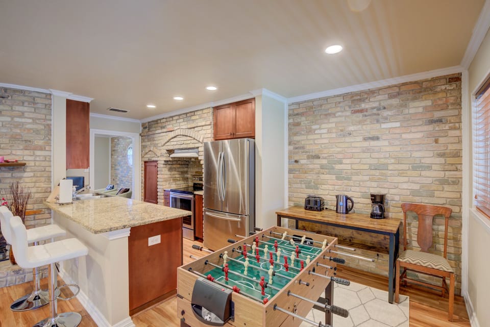 Game area and wet bar for breakfast