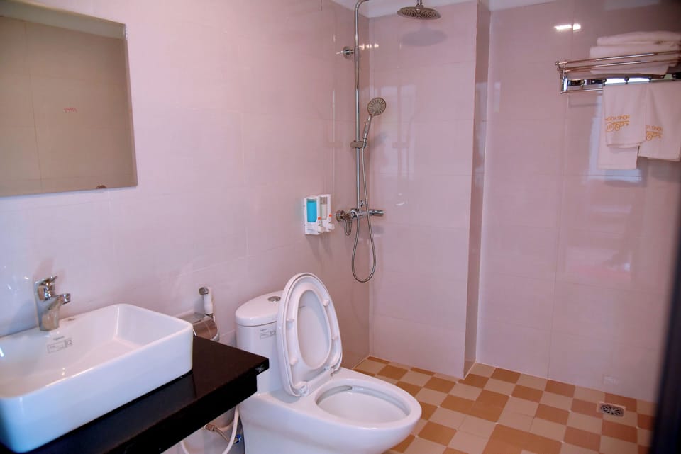 Deluxe Double Room, Mountain View | Bathroom | Slippers