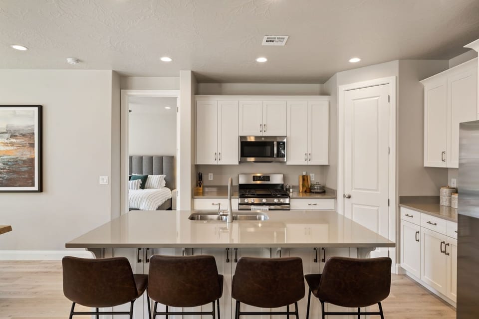 Townhome, 5 Bedrooms | Private kitchen | Fridge, oven, coffee/tea maker, toaster