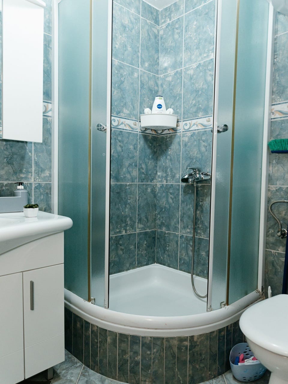 Studio (Studio Apartment with Terrace and Sea) | Bathroom | Shower, towels
