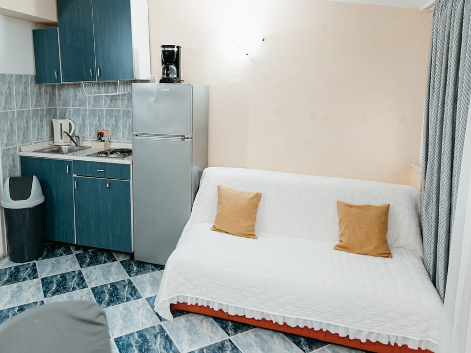 Apartment (One Bedroom Apartment with Balcony an) | Private kitchenette | Fridge