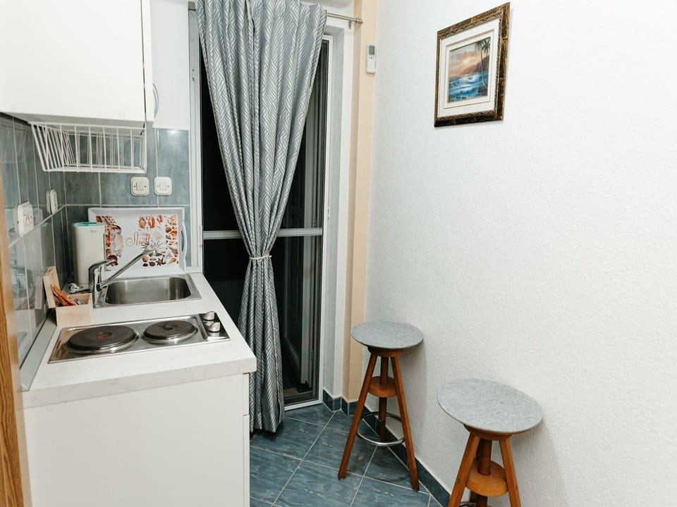 Studio (Studio Apartment with Terrace and Sea) | Private kitchen | Fridge