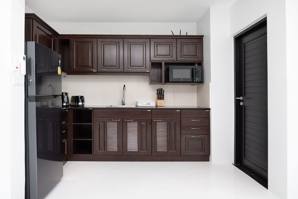 Fully Equipped Kitchen including Refrigerator, Cooktop, Pots & Pans etc