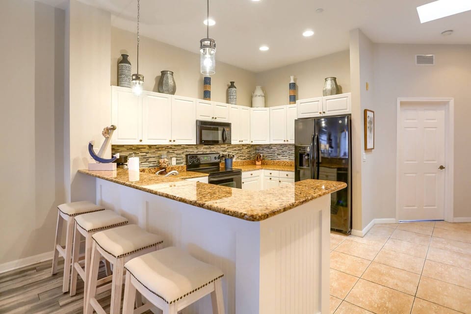 Fully Equipped Kitchen with Granite Countertops and Updated Appliances