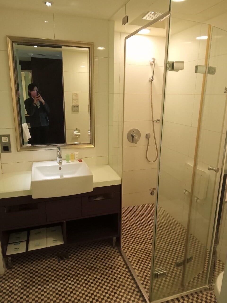 Family Room | Bathroom | Free toiletries, hair dryer, slippers, bidet