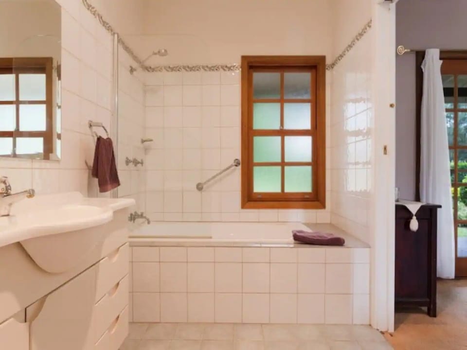 Ensuite for House bedrooms 1 and 2