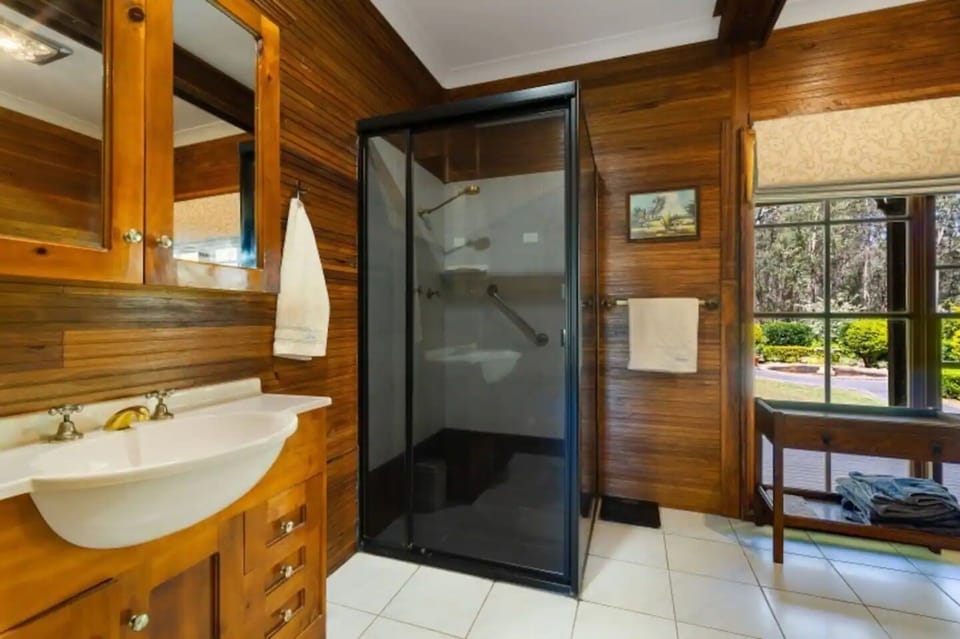 Main bathroom for House bedroom 3