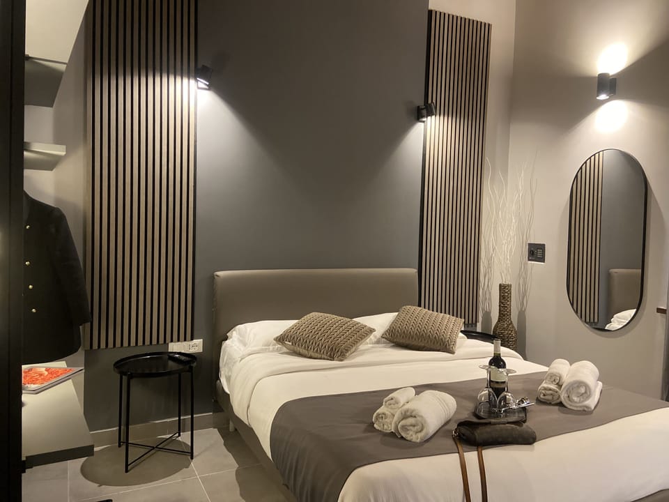 Comfort Room | Memory foam beds, free minibar, in-room safe, desk