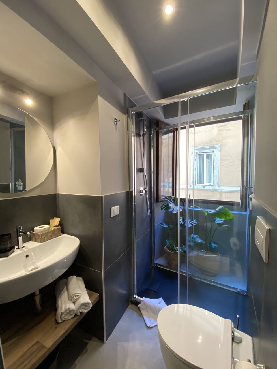 Superior Double Room | Bathroom | Combined shower/tub, hair dryer, bidet, towels