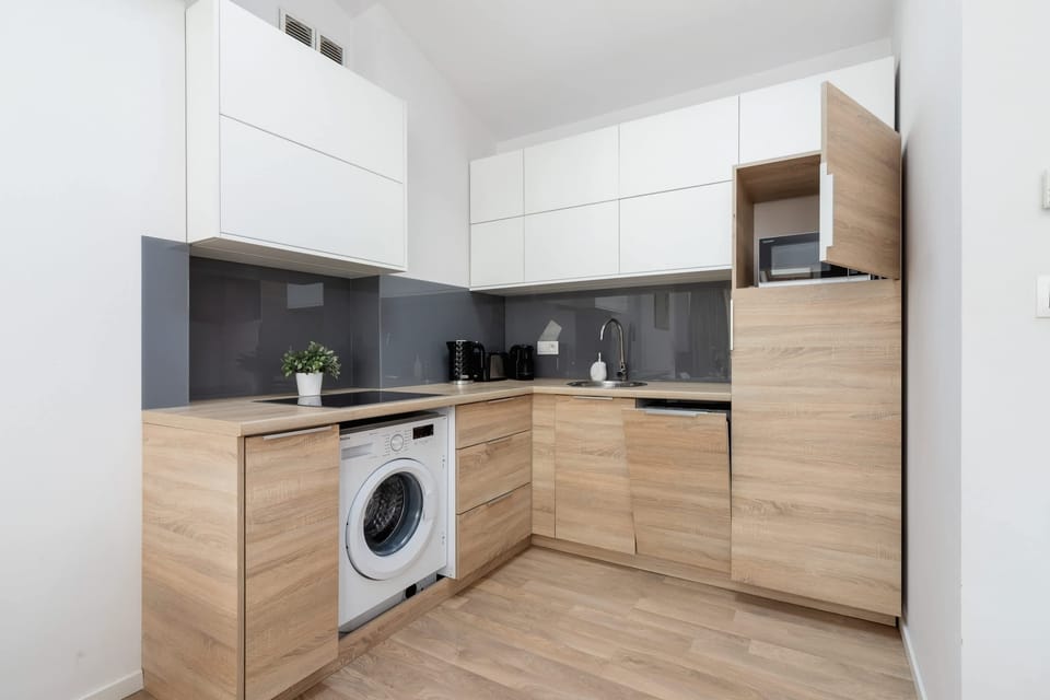 Kitchenette with plenty of kitchen utensils and dishes. 