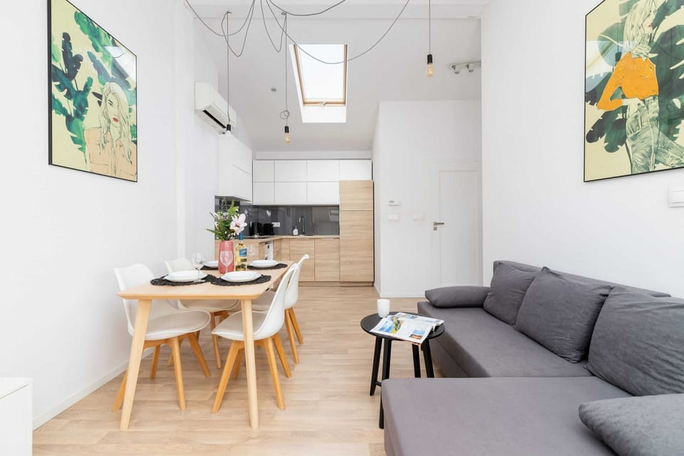 Stylish living room with coffe table. 