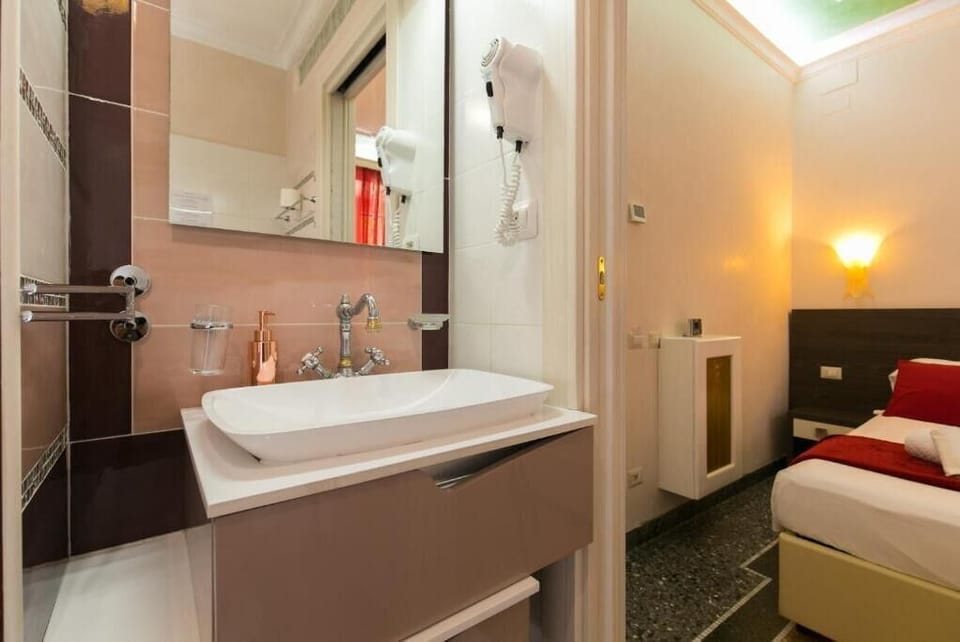 Standard Double Room | Bathroom | Shower, rainfall showerhead, free toiletries, hair dryer