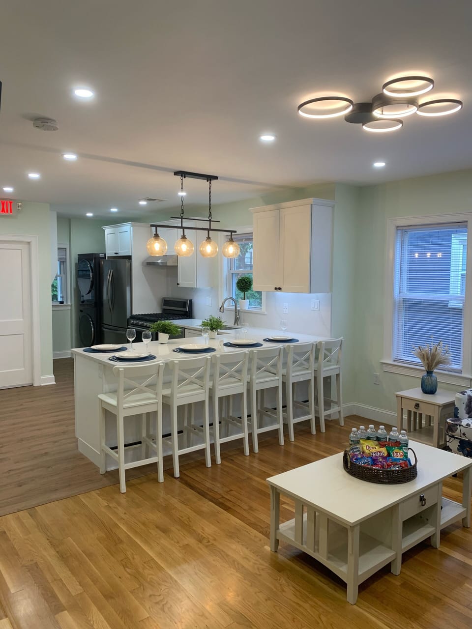 Six seating. Plus more foldable stools.