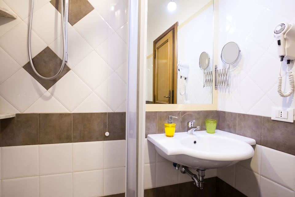 Superior Apartment | Bathroom | Shower, hair dryer, bidet, towels