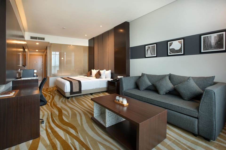Junior Double Room, 1 King Bed | Minibar, in-room safe, desk, laptop workspace
