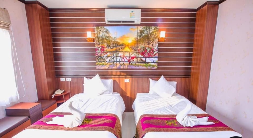 Deluxe Twin Room | In-room safe, free WiFi, bed sheets