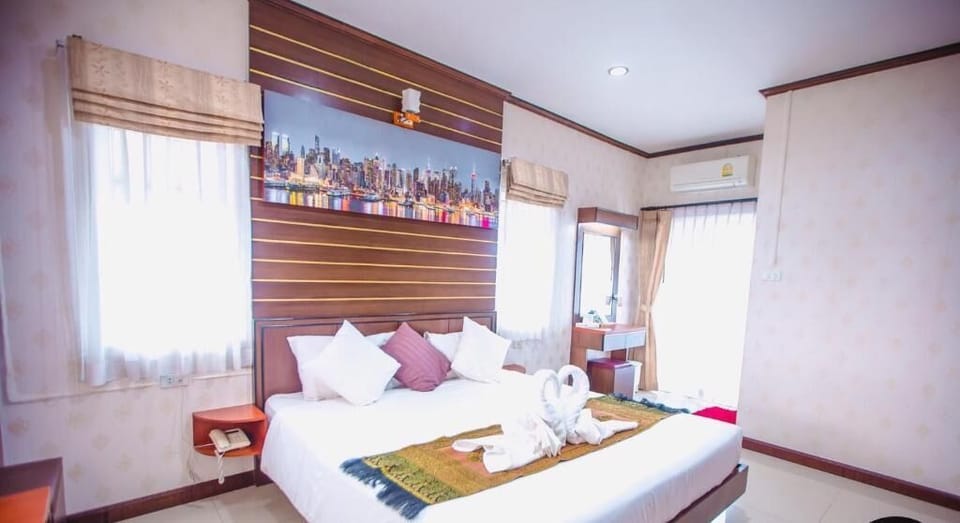 Deluxe Double Room, 1 King Bed | In-room safe, free WiFi, bed sheets