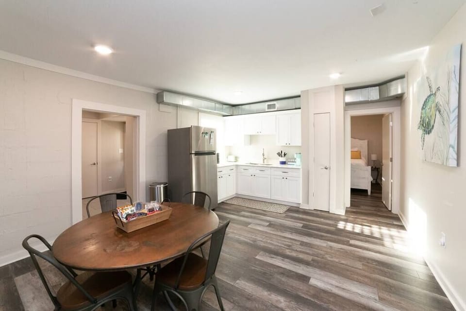 Dining area towards kitchenette
