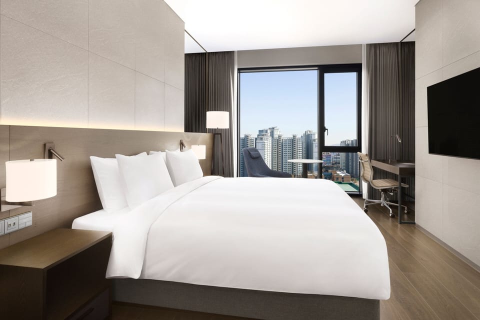 Premier Room, 1 King Bed, Park View | Premium bedding, down comforters, pillowtop beds, in-room safe