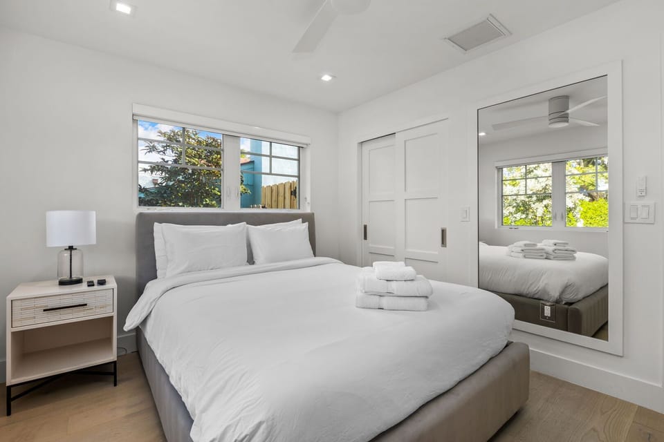 Bedroom 4 with queen bed