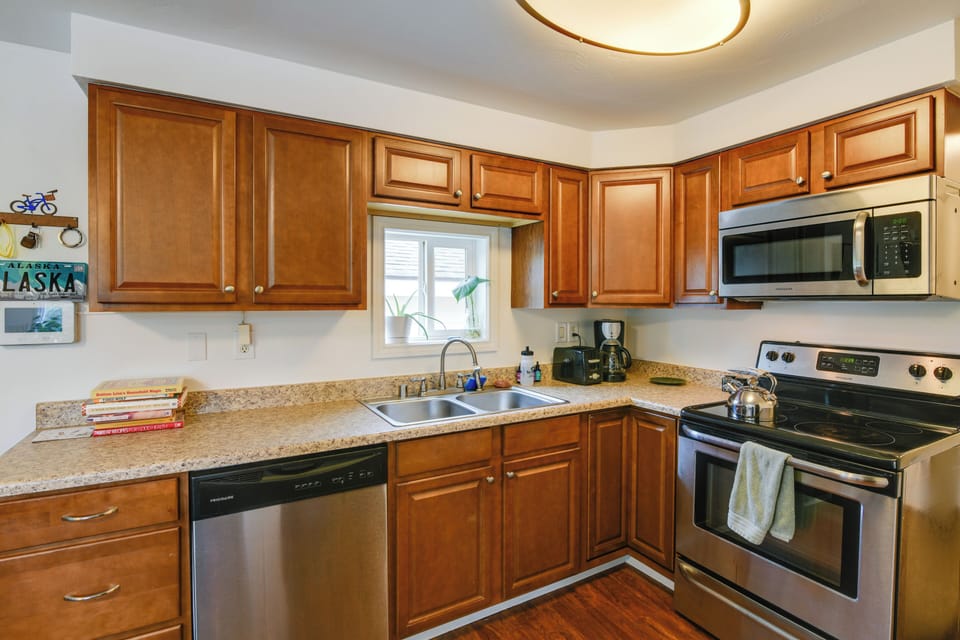 Kitchen | Cooking Basics | Coffee Maker | Paper Towels/Trash Bags Provided