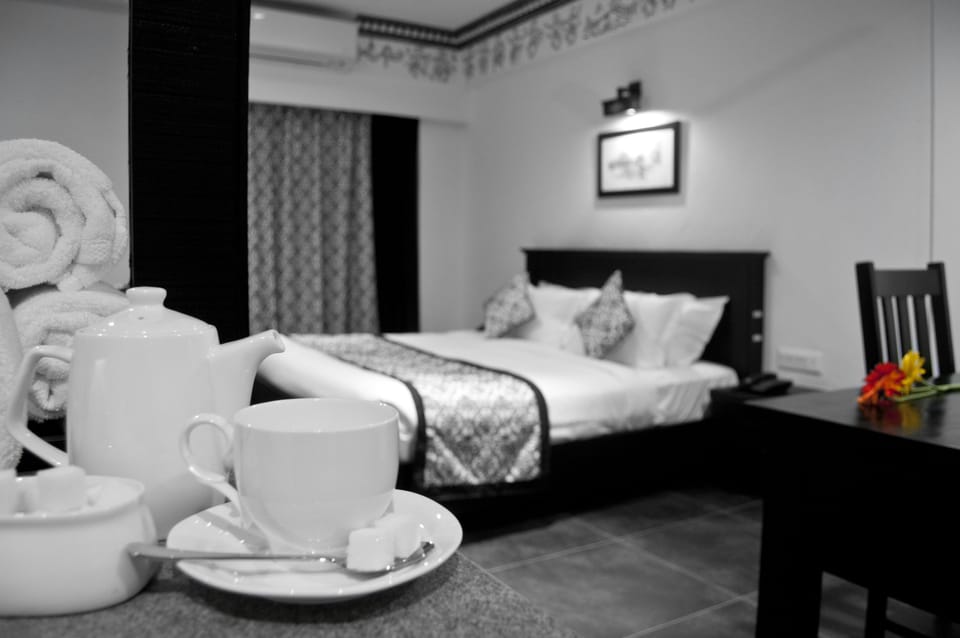 Club Room | In-room safe, desk, blackout drapes, soundproofing