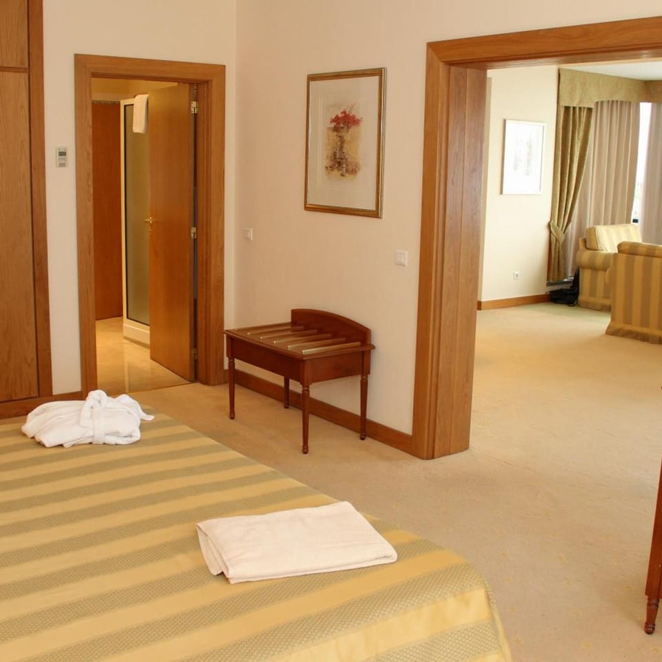 Minibar, in-room safe, free internet