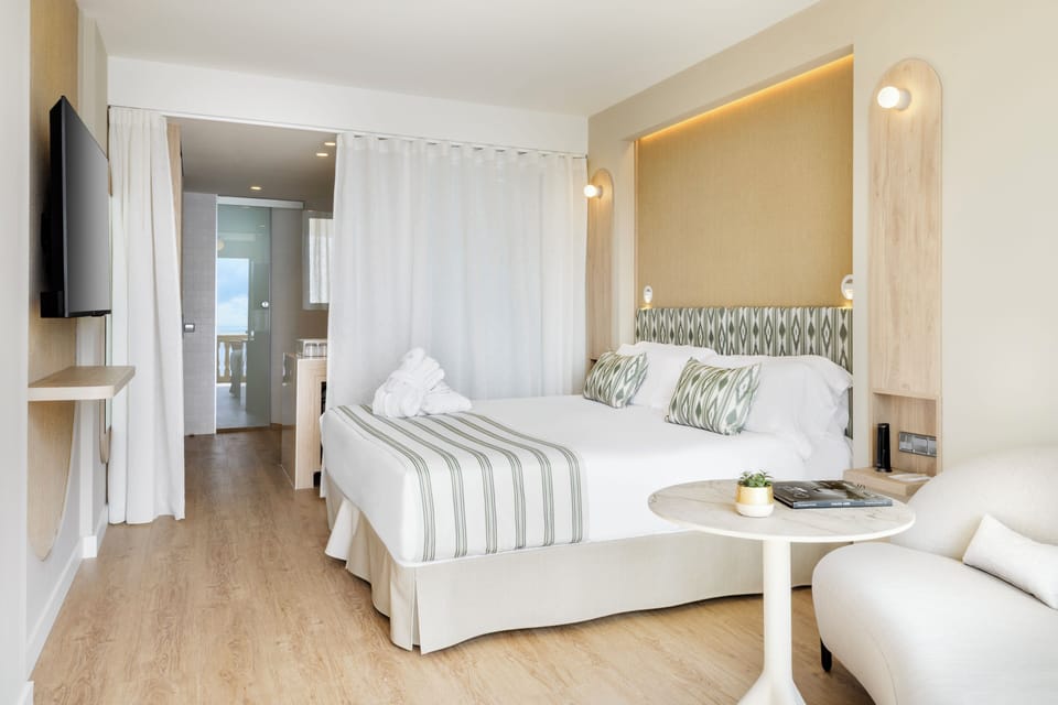 In-room safe, laptop workspace, blackout drapes, iron/ironing board