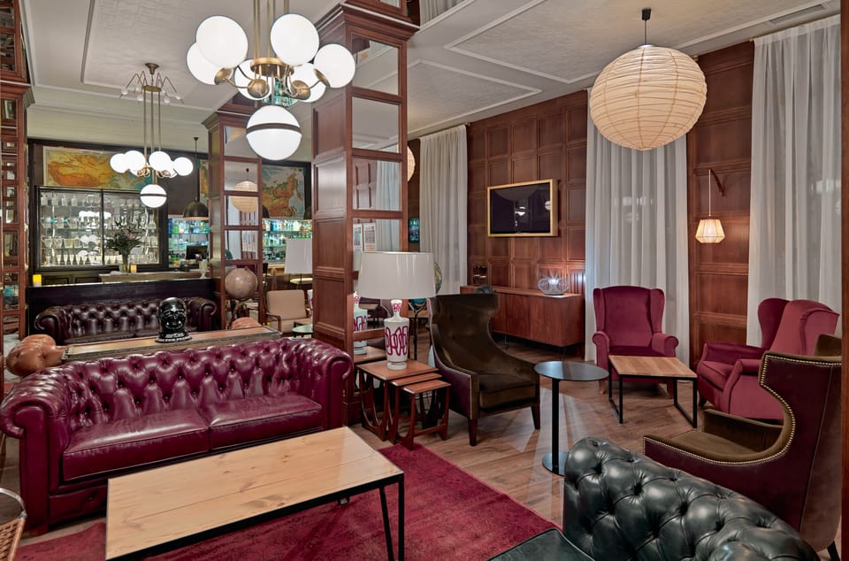 2 bars/lounges