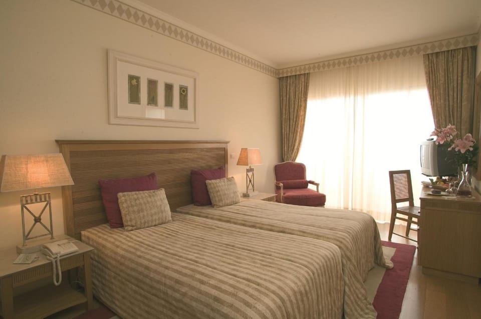 In-room safe, bed sheets