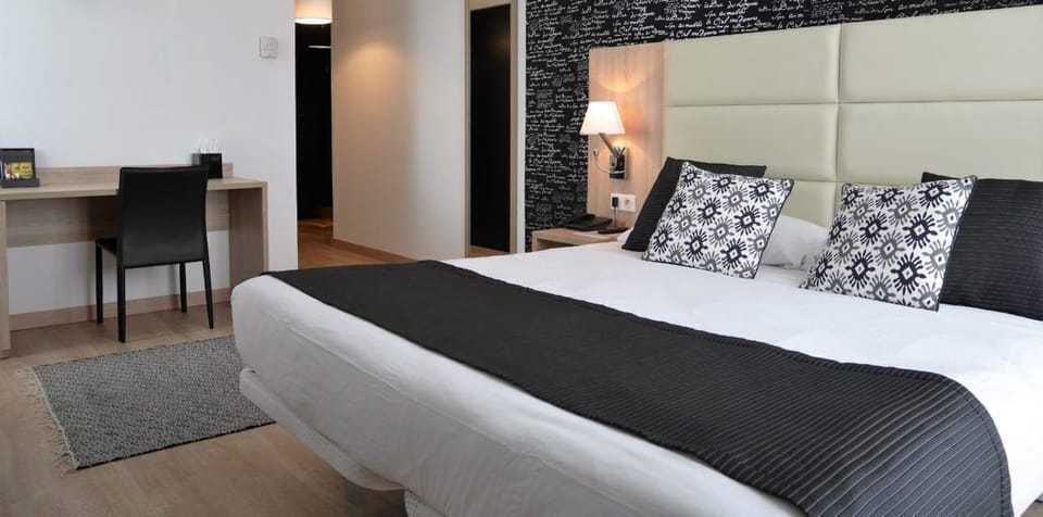 Room | Individually decorated, desk, blackout drapes, soundproofing