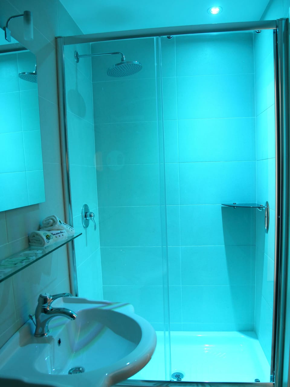 Deluxe Quadruple Room | Bathroom | Shower, free toiletries, hair dryer, bathrobes