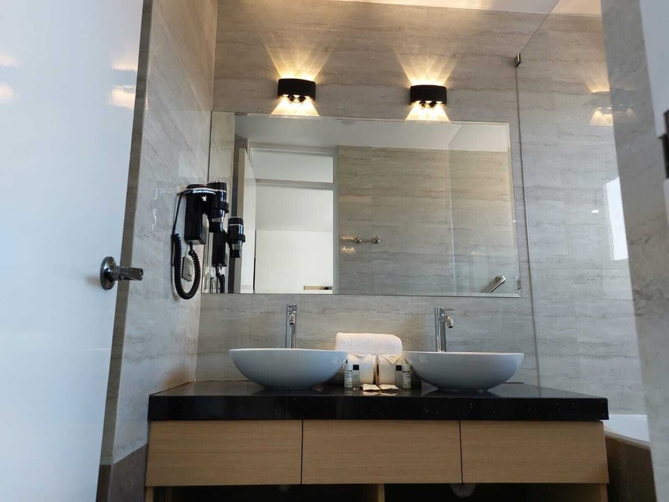 Design Studio Suite | Bathroom | Shower, towels