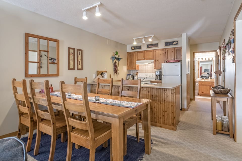 Dining Area - Seats 6 